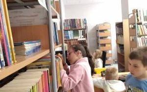 Klasa 2 w bibliotece (2)